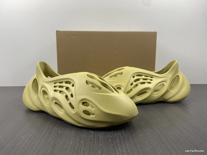 Adidas RNNR GV6775 Sulfur Yeezy Foam 0822
